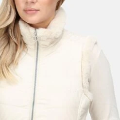 De Regatta Winslow Baffle Bodywarmer - Outdoorbodywarmer - Dames - Geïsoleerd - Waterafstotend - Room Wit 21 De Regatta Winslow Baffle Bodywarmer - Outdoorbodywarmer - Dames - Geïsoleerd - Waterafstotend - Room Wit -Fjallraven Winkel 1197x1200