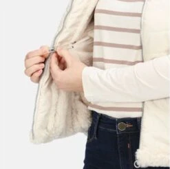 De Regatta Winslow Baffle Bodywarmer - Outdoorbodywarmer - Dames - Geïsoleerd - Waterafstotend - Room Wit 17 De Regatta Winslow Baffle Bodywarmer - Outdoorbodywarmer - Dames - Geïsoleerd - Waterafstotend - Room Wit -Fjallraven Winkel 1200x1197 1