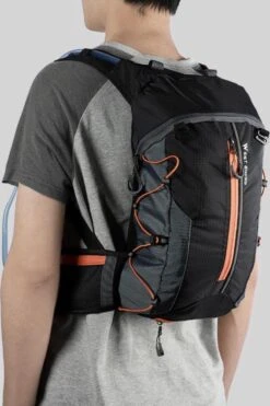 Ultralichte Outdoor Drinkrugzak - Zwart/oranje - 10 Liter - Waterafstotend - Reflecterend 21 Ultralichte Outdoor Drinkrugzak - Zwart/oranje - 10 Liter - Waterafstotend - Reflecterend -Fjallraven Winkel 799x1200 2