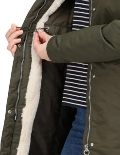De Regatta Remina Jas - Jas Met Lang Model - Dames - Waterdicht - Ademend - Donkergroen 29 De Regatta Remina Jas - Jas Met Lang Model - Dames - Waterdicht - Ademend - Donkergroen -Fjallraven Winkel 928x1200